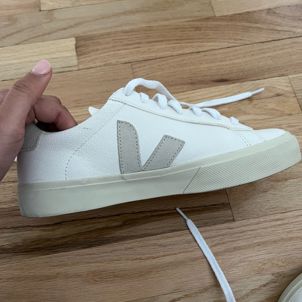 Almost new Veja Campo Sneakers - size 39!! Super cute